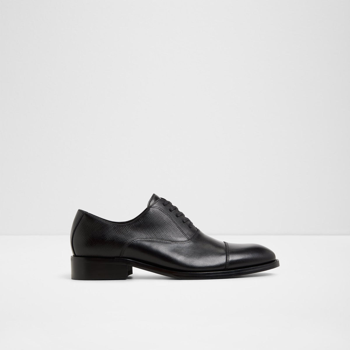 Reece - Black - square image